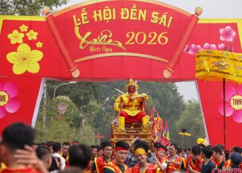 Hàng nghìn người xem rước ‘vua, chúa sống’ độc nhất vô nhị