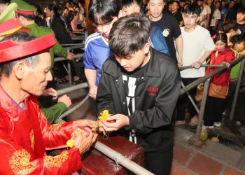 Hàng nghìn người xếp hàng xuyên đêm dự Lễ phát lương Đền Trần Thương