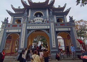 Rằm tháng Giêng, người dân nườm nượp đi lễ Phủ Tây Hồ