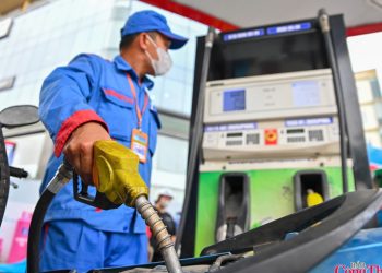 Giá xăng dầu tiếp tục giảm, xăng RON95 ở mức 22.880 đồng/lít