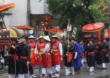 Linh thiêng lễ rước kiệu Mẫu đền Vũ Thạch giữa phố cổ Hà Nội