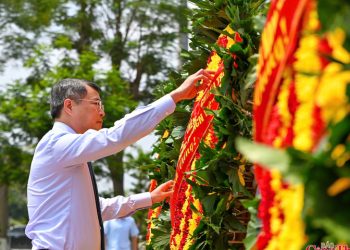 Thủ tướng Lê Minh Hưng dâng hương tưởng niệm các Anh hùng Liệt sĩ tại TP. Hải Phòng