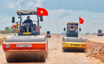 ‘Vượt nắng, thắng mưa’ trên đại dự án nâng cấp sân bay 3.200 tỷ đồng