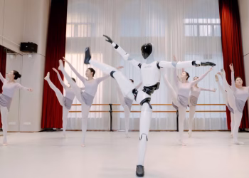 Robot hình người Trung Quốc gây kinh ngạc khi múa ballet cùng vũ công thật