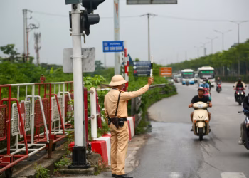 Vi phạm giao thông đường sắt ở Hà Nội giảm hơn 80% sau 3 ngày áp dụng quy định mới