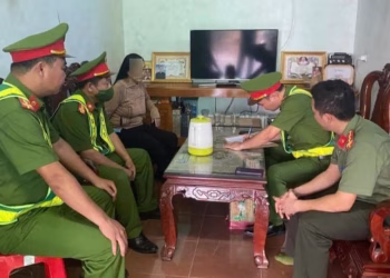 Công an làm việc với người phụ nữ phơi lúa trên đường dùng cào tấn công tài xế ô tô