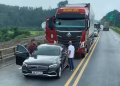 Bị xe đầu kéo thúc còi phía sau, tài xế ô tô con dừng xe sai quy định trên cao tốc