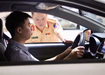 Bảo đảm người lái xe có đủ kỹ thuật, kỹ năng và đạo đức khi tham gia giao thông