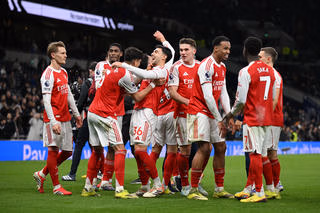 Man City dâng ngôi vô địch cho Arsenal