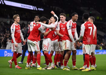Man City dâng ngôi vô địch cho Arsenal