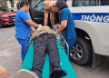Cứu người phụ nữ ngất lịm trên vỉa hè Hà Nội giữa nắng nóng