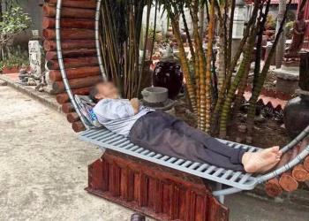 Trước cổng chùa, người ta tin mình sẽ không bị bỏ rơi
