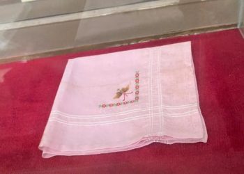 Chiếc khăn hồng của nữ anh hùng Việt Nam tự biến mình thành thuốc nổ diệt địch