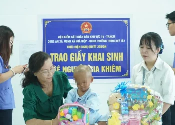 Trao giấy khai sinh và tặng quà cho bé trai bị bạo hành đang điều trị tại Bệnh viện Nhi đồng 1