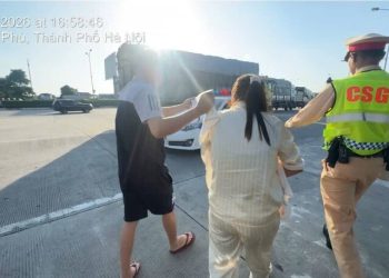 Cảnh sát giao thông mở đường đưa cháu bé 16 ngày tuổi đi cấp cứu