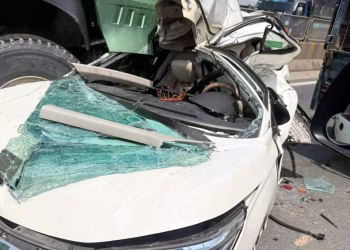 Tai nạn liên hoàn trên đường Phạm Văn Đồng: Ô tô con bị tông bẹp dúm, 3 người đi cấp cứu