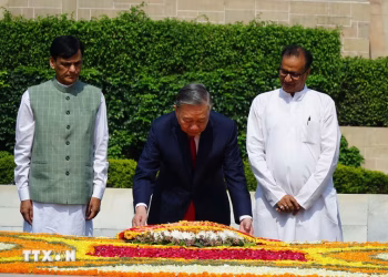 Tổng Bí thư, Chủ tịch nước Tô Lâm đặt vòng hoa tại Khu tưởng niệm Mahatma Gandhi và Tượng Chủ tịch Hồ Chí Minh