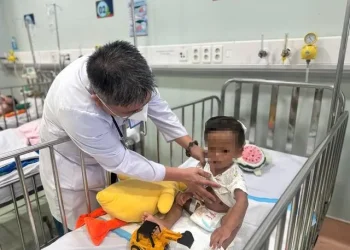 Bé trai 2 tuổi bị bạo hành tàn nhẫn: Không thể khoan dung với hành vi vô nhân tính