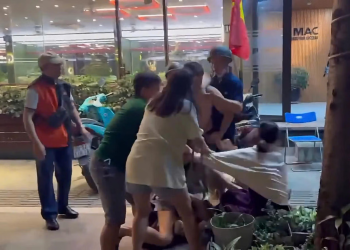 Khởi tố vụ án liên quan đến nhóm nam nữ đánh 2 cô gái ở phố Hoàng Cầu