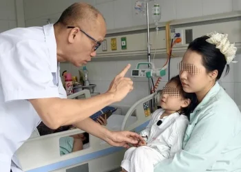 Bé gái suýt hỏng mắt vì que xiên nướng: Hiểm họa từ đồ ăn sắc nhọn trước cổng trường