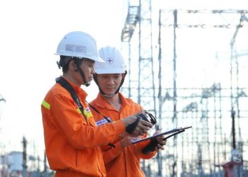 Không thể ném đá giấu tay khi ngành điện đang gồng mình