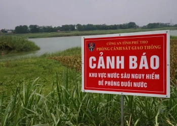 Bộ Y tế thăm hỏi gia đình 5 học sinh tử vong do đuối nước, yêu cầu rà soát nguy cơ mất an toàn ven sông
