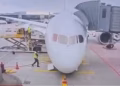 Máy bay Boeing 787 sập càng đáp khiến một số người bị thương