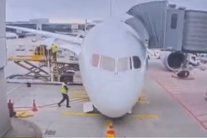 Máy bay Boeing 787 sập càng đáp khiến một số người bị thương