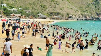Nghỉ lễ 30/4–1/5: TP.Hồ Chí Minh bùng nổ du khách, phố phường rực sắc cờ hoa