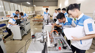 Sau THCS, học sinh có thể vào trường trung học nghề để vừa học văn hóa vừa học nghề