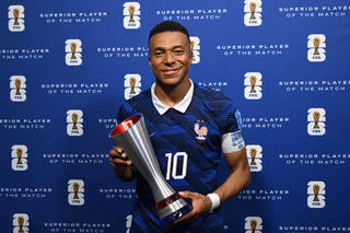 Mbappe bám đuổi danh hiệu với Messi