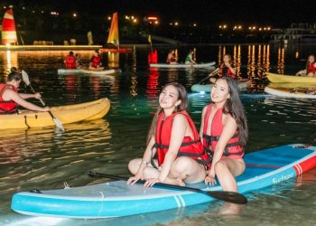 Du khách thích thú trải nghiệm bãi tắm biển đêm đầu tiên tại Nha Trang