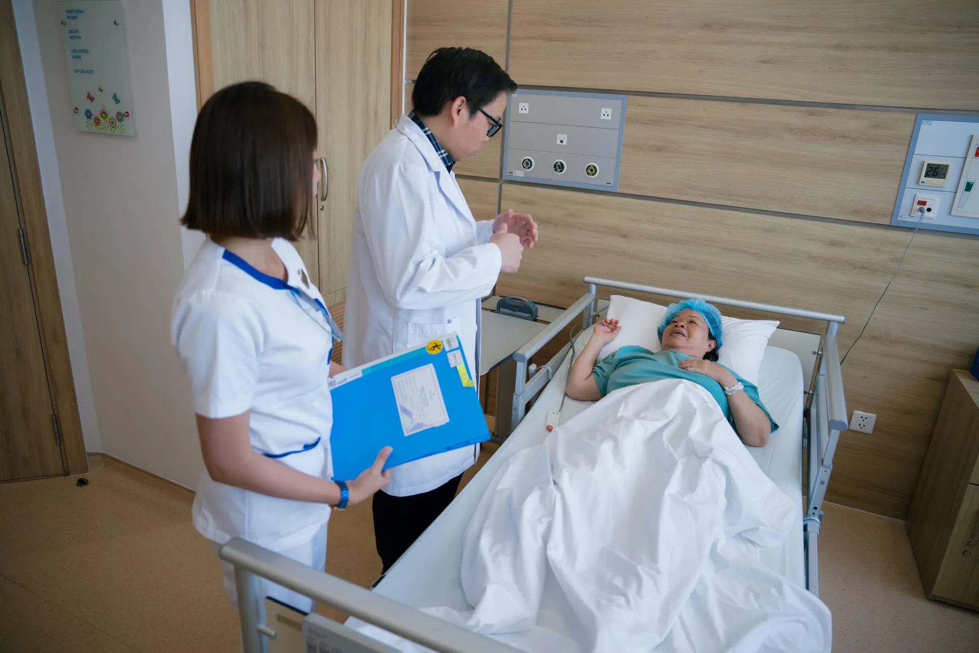 Bác sĩ đi thăm giường bệnh một bệnh nhân vừa trải qua ca phẫu thuật thay khớp gối có sự hỗ trợ của robot tại Vinmec Nha Trang. Vinmec Nha Trang