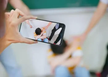 Ghi hình bạo lực học đường để làm chứng cứ, không phải để phát tán