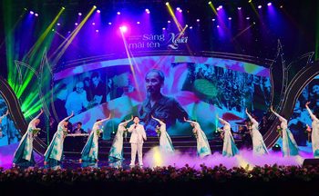 ‘Ngày ngày dòng người đi trong thương nhớ’