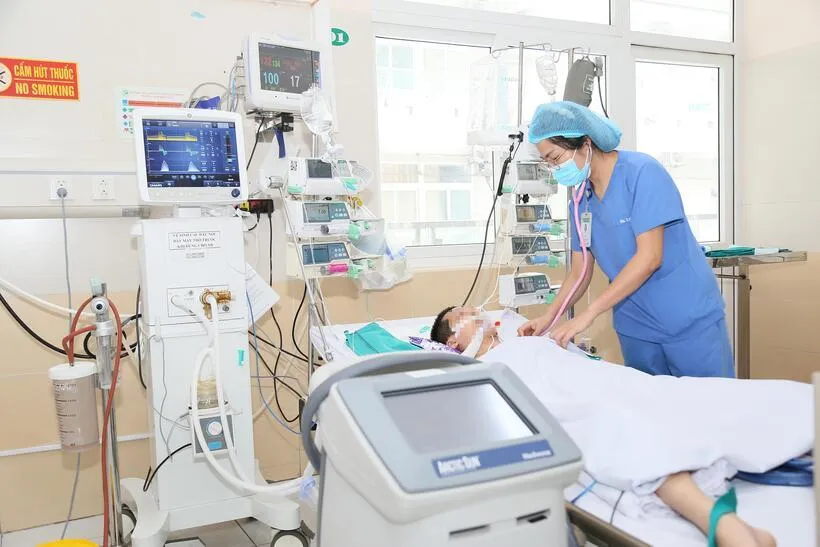 Các bác sĩ áp dụng nhiều biện pháp hồi sức chuyên sâu để cứu chữa bệnh nhi bị đuối nước. (Ảnh: BVCC) duoi-nuoc