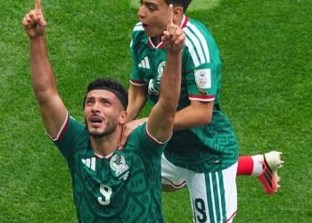 Mexico 2-0 Nam Phi: 3 thẻ đỏ và nước mắt xúc động của Raul Jimenez
