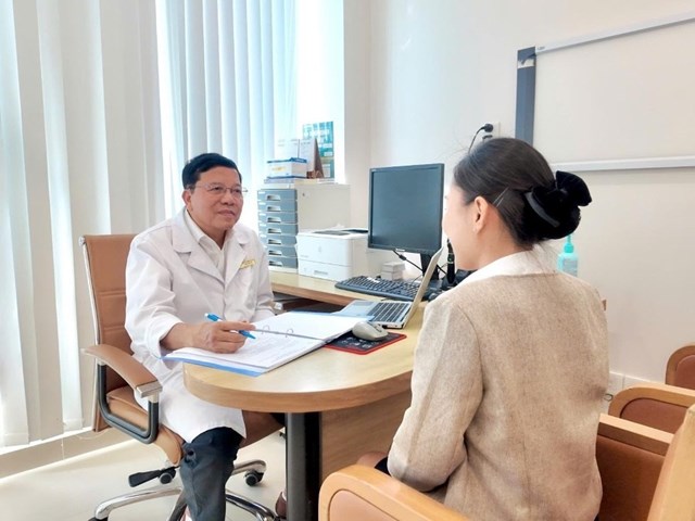 Thầy thuốc Ưu tú, BS.CKII Nguyễn Đình Vũ thăm khám cho người bệnh (Ảnh: BVCC). Thầy thuốc Ưu tú, BS.CKII Nguyễn Đình Vũ thăm khám cho người bệnh (Ảnh: BVCC).