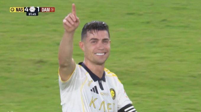 Ronaldo khóc, chỉ tay về phía khán đài, nơi có vợ con anh. Ảnh: chụp màn hình