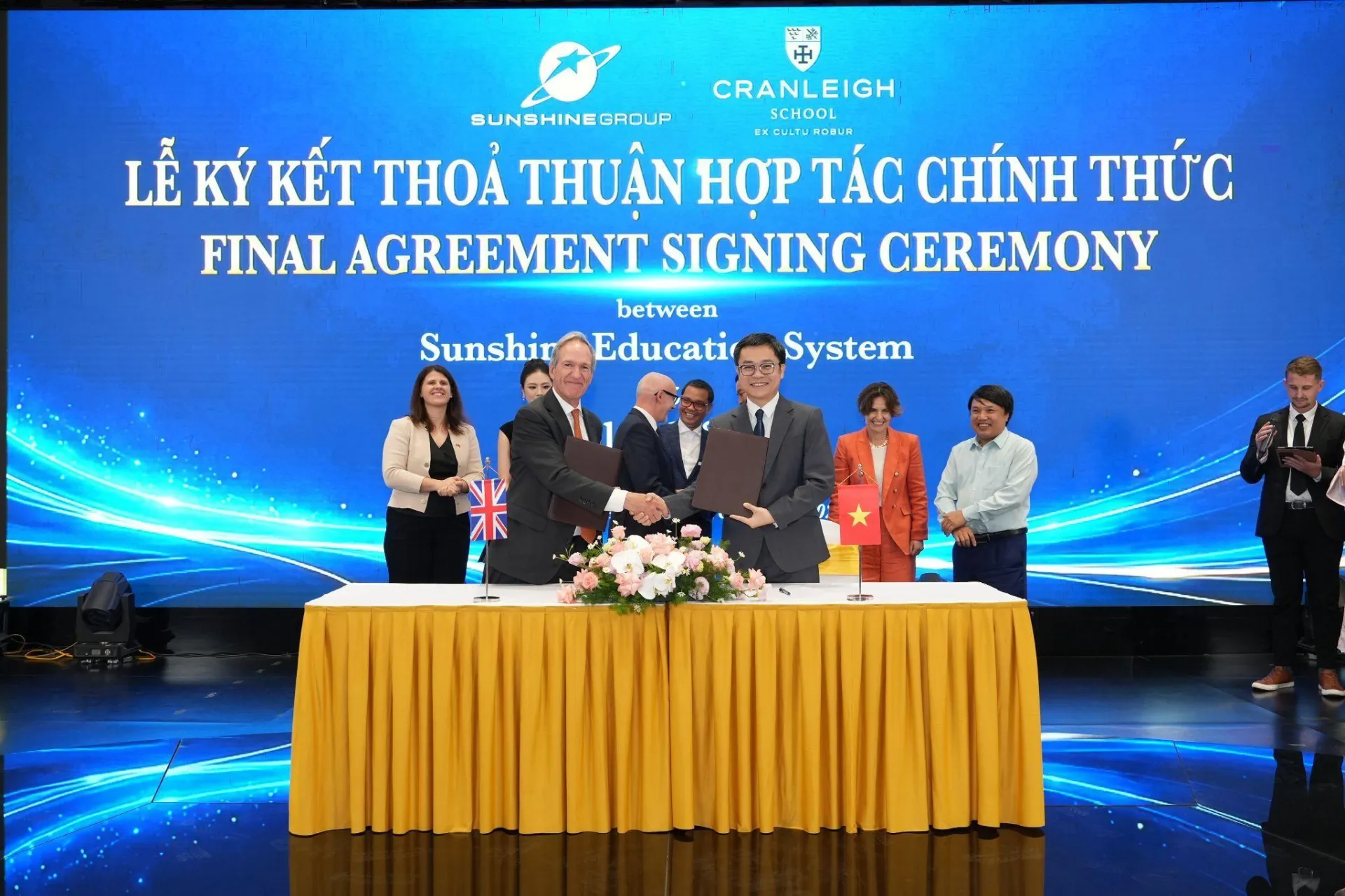 Cranleigh School và Sunshine Group chính thức ký kết thỏa thuận hợp tác. Sunshine-Group-1