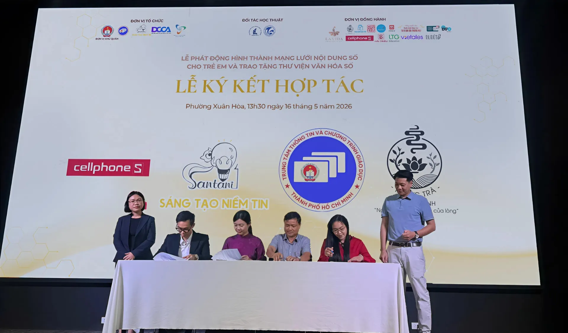Hoạt động ký kết hợp tác giữa các đơn vị đồng hành sự kiện. Phát triển nội dung cho trẻ em