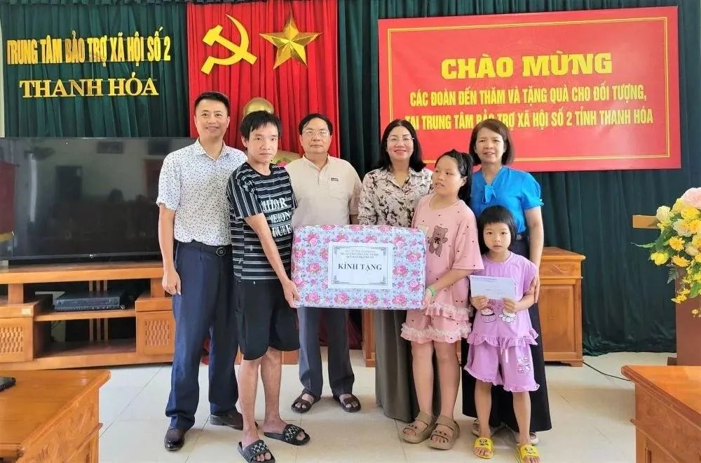 Quỹ Bảo trợ trẻ em trao quà cho trẻ em tại Trung tâm Bảo trợ xã hội số 2 Thanh Hóa