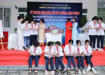 Cô thủ thư “gieo hạt” và hành trình thắp lửa “hệ sinh thái văn hóa đọc 4.0” tại trường THCS Thanh Trì