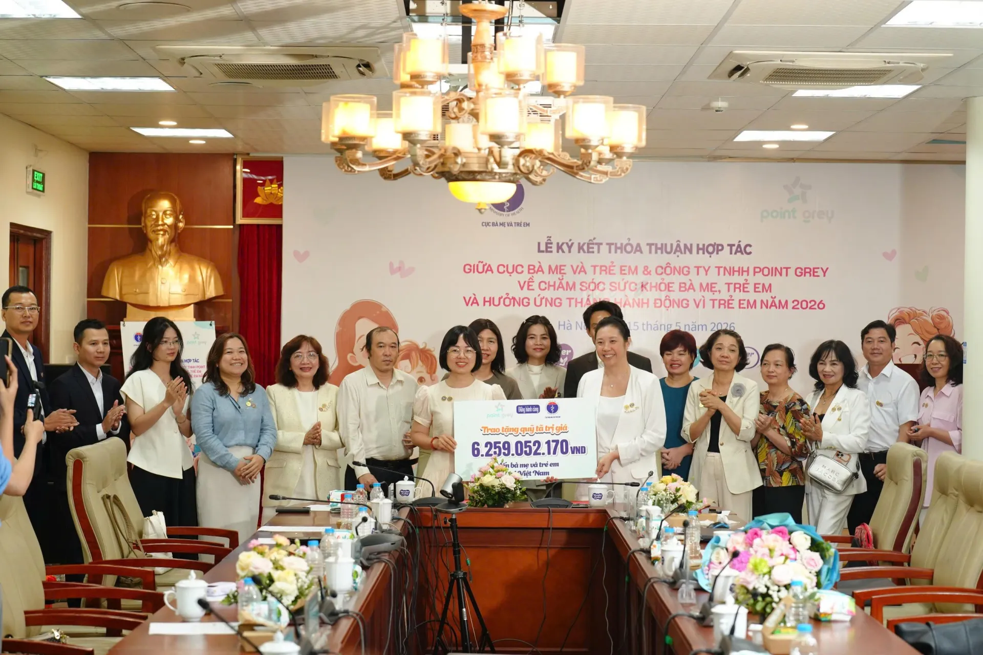 Tại buổi lễ, Công ty TNHH Point Grey đã trao biển tượng trưng đồng hành cùng Cục Bà mẹ và Trẻ em thực hiện “Quỹ tã dành cho bà mẹ và trẻ em Việt Nam” với tổng trị giá hơn 6 tỷ đồng. z7828496953261_fd8c439ceca76d5e7ac50fe65b751655