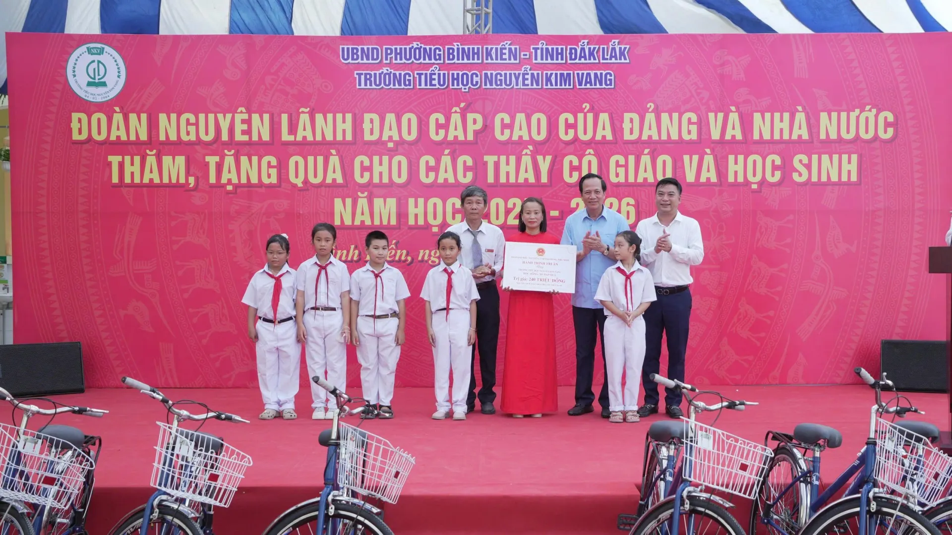 Đồng chí Đào Ngọc Dung - Nguyên Ủy viên Trung ương Đảng, nguyên Bộ trưởng Bộ Lao động - Thương binh và Xã hội, nguyên Bộ trưởng Bộ Dân tộc và Tôn giáo; ông Đinh Tiến Hải - Giám đốc Quỹ Bảo trợ trẻ em Việt Nam trao biển tượng trưng tặng quà cho trẻ em có hoàn cảnh đặc biệt khó khăn Trường Tiểu học Nguyễn Kim Vang, phường Bình Kiến, tỉnh Đắk Lắk. z7828610790848_f9b406e20c31278009ec65f43838ebcd