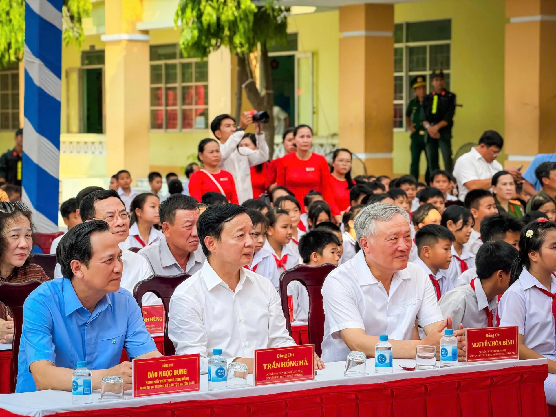 Các đồng chí nguyên lãnh đạo Đảng, Nhà nước tham dự chương trình tại trường tiểu học Nguyễn Kim Vang, phường Bình Kiến, tỉnh Đắk Lắk. z7828638622043_810c9d9f8cc72ff449ed5d126393fae6