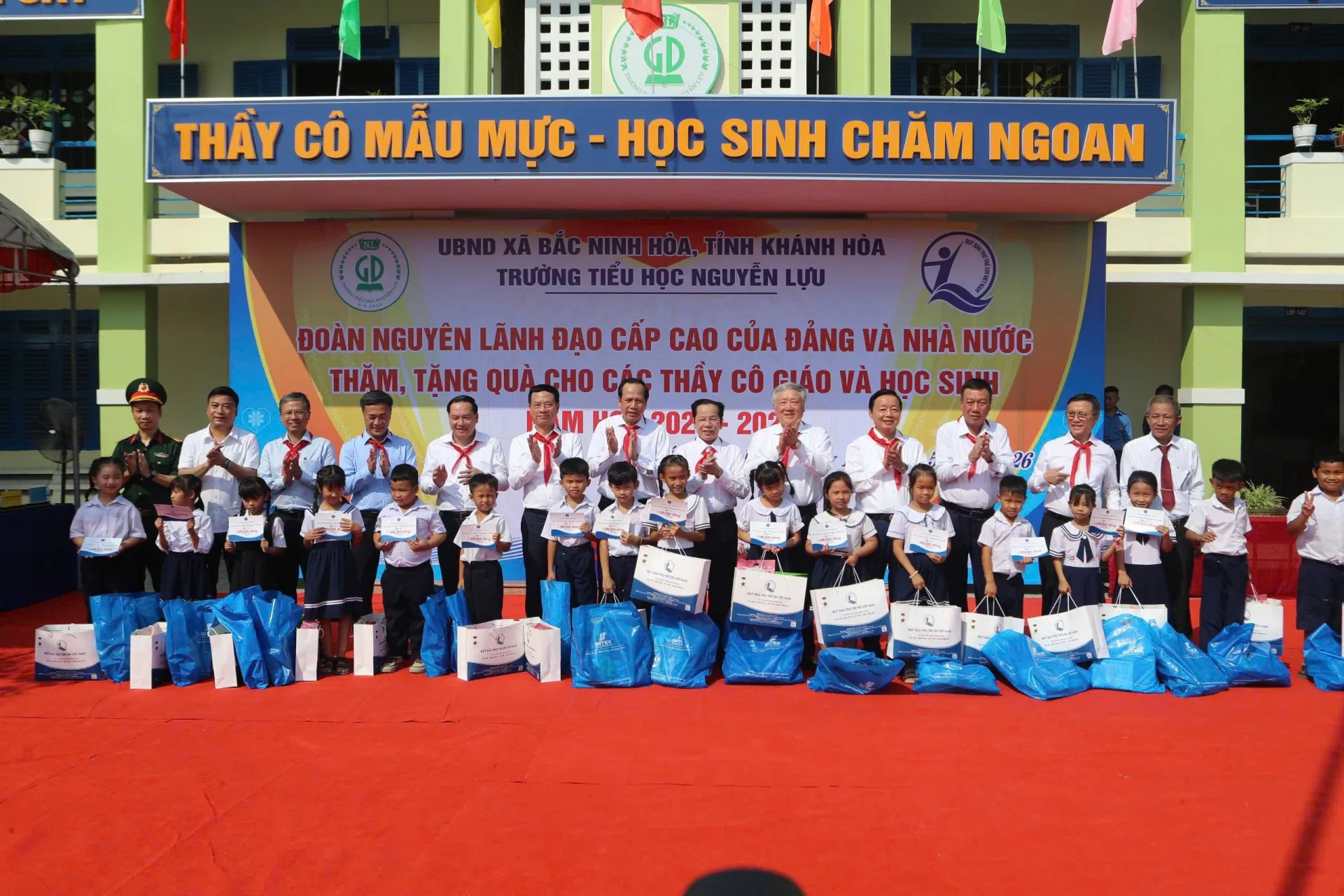 Đoàn đại biểu nguyên lãnh đạo Đảng, Nhà nước trao xe đạp và quà cho trẻ em có hoàn cảnh đặc biệt, khó khăn Trường Tiểu học Nguyễn Lựu, xã Bắc Ninh Hoà, tỉnh Khánh Hoà. z7828655626582_c641e0162a58e85e14b60d27b5391ded