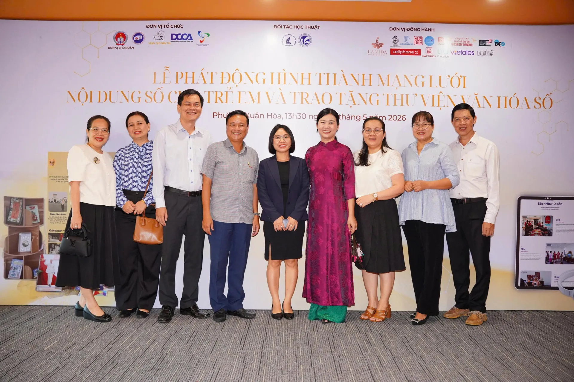 Đơn vị đồng hành chụp ảnh check in với Ban tổ chức sự kiện. Phát triển nội dung cho trẻ em