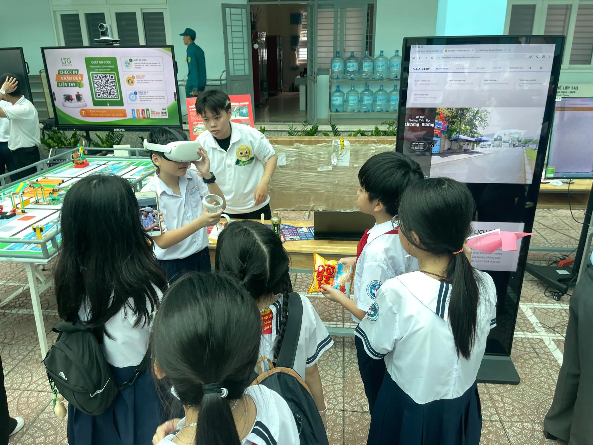 Các em học sinh tiểu học trải nghiệm công nghệ thực tế ảo. Phát triển nội dung cho trẻ em
