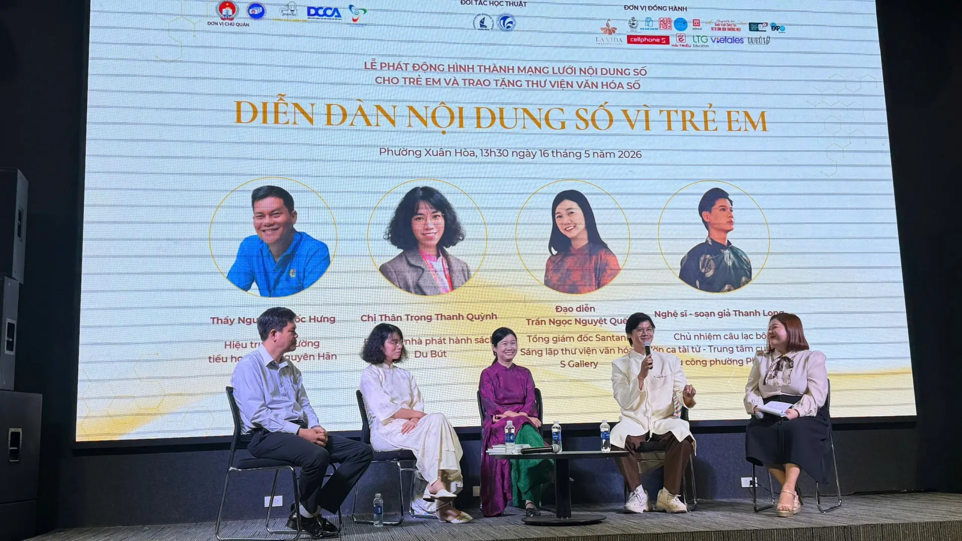 Các diễn giả, đơn vị đồng hành chia sẻ nội dung hoạt động vì trẻ em. Phát triển nội dung cho trẻ em